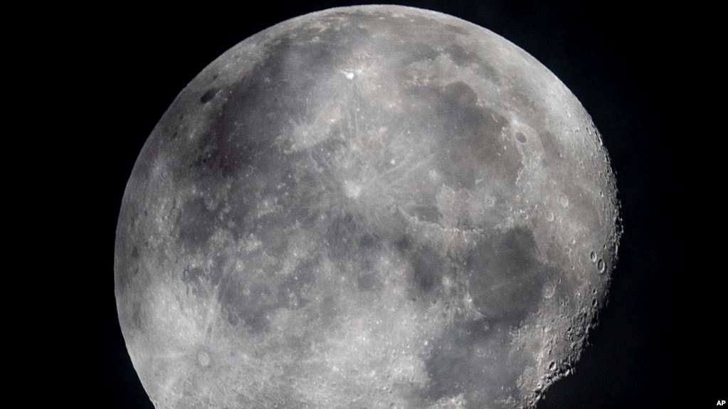 Ilmuwan NASA Temukan Air di Area Bulan yang Terkena Sinar Matahari